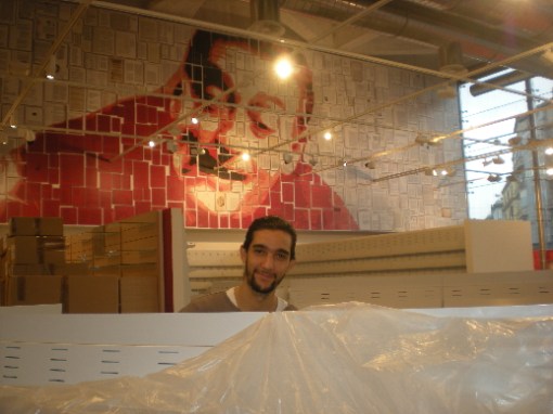 mo_fe Luca al lavoro a La Feltrinelli Express di Napoli