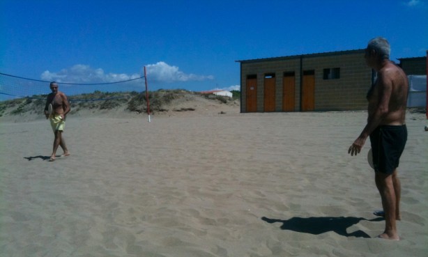 Ma questi non sono due fratelli, sono due campioni. Prima di quelli di quelli di Castellammare, c'erano già i fratelloni di Secondigliano, senza Peppeniello di Capua come timoniere, e se c'era il beach tennis la medaglia alle olimpiadi la vincevamo anche noi.