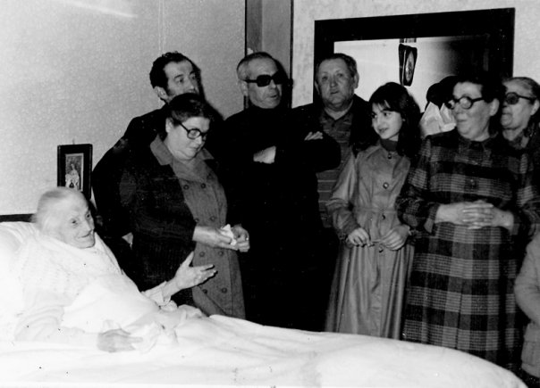 100 di queste rughe. Indovinate chi è la bimbetta al centro?