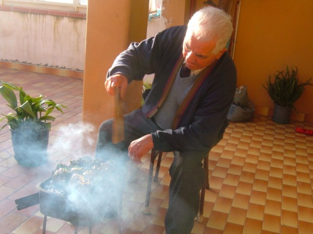 Antonio Romano mentre arrostisce i carciofi