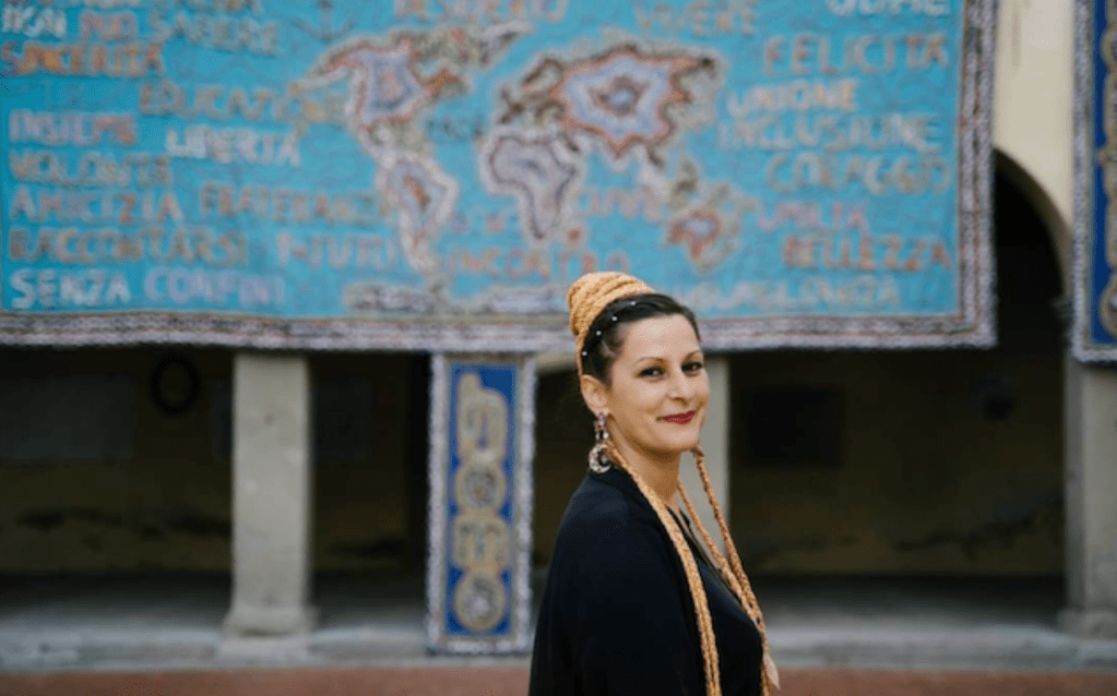 Jonida che intreccia persone, arazzi e&nbsp;case